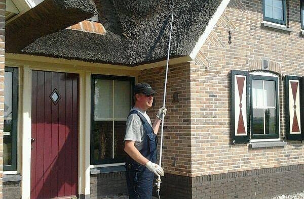 rieten dak schoonmaken spuiten